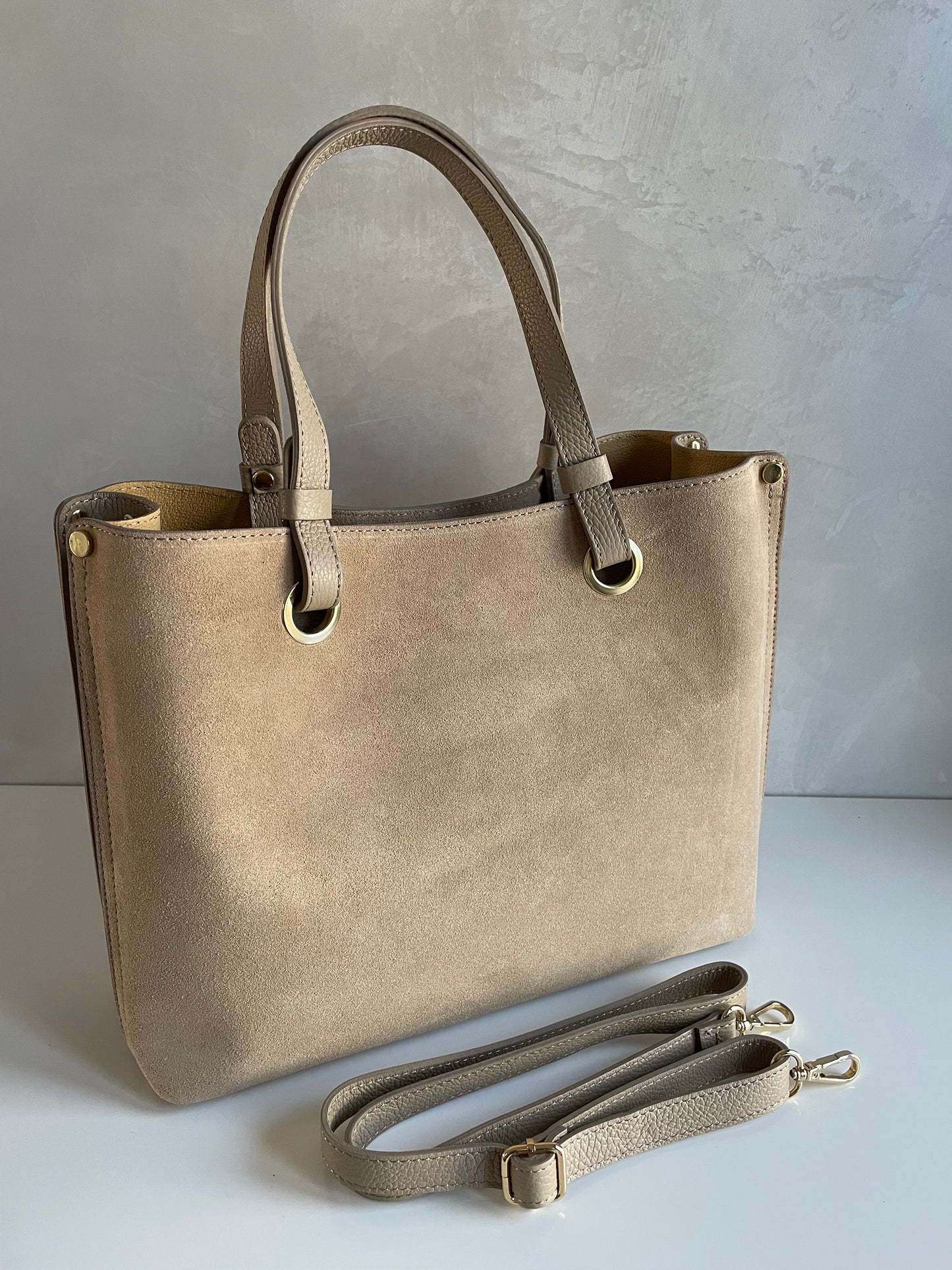 BORSA A SPALLA CARLA IN CAMOSCIO