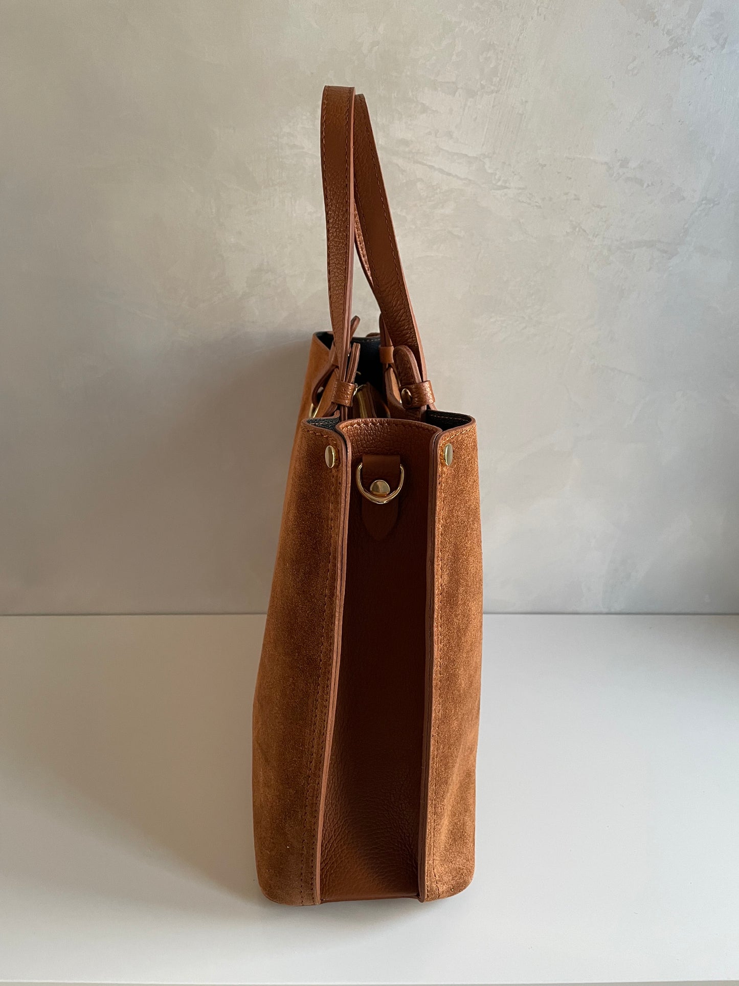 BORSA A SPALLA CARLA IN CAMOSCIO CUOIO