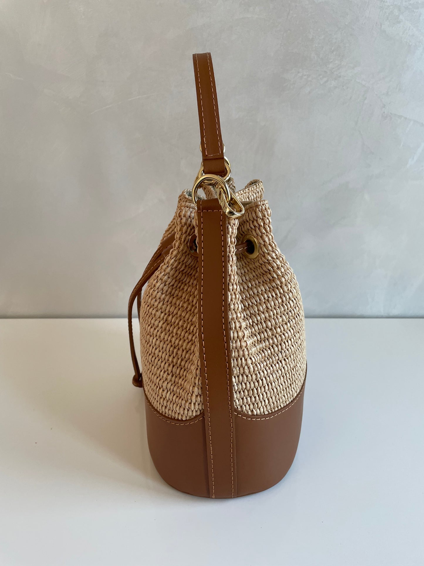 BORSA A SECCHIELLO SARA IN RAFIA E PELLE