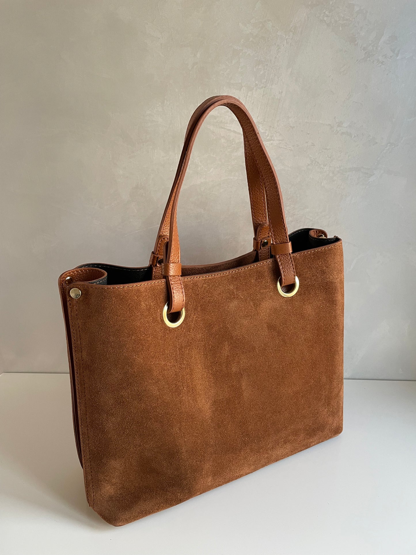 BORSA A SPALLA CARLA IN CAMOSCIO CUOIO